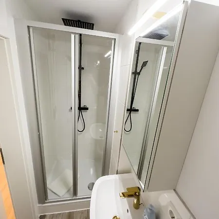 Messe-apartment Fuer 5 Gaeste Mit Balkon Und Lift Hanóver